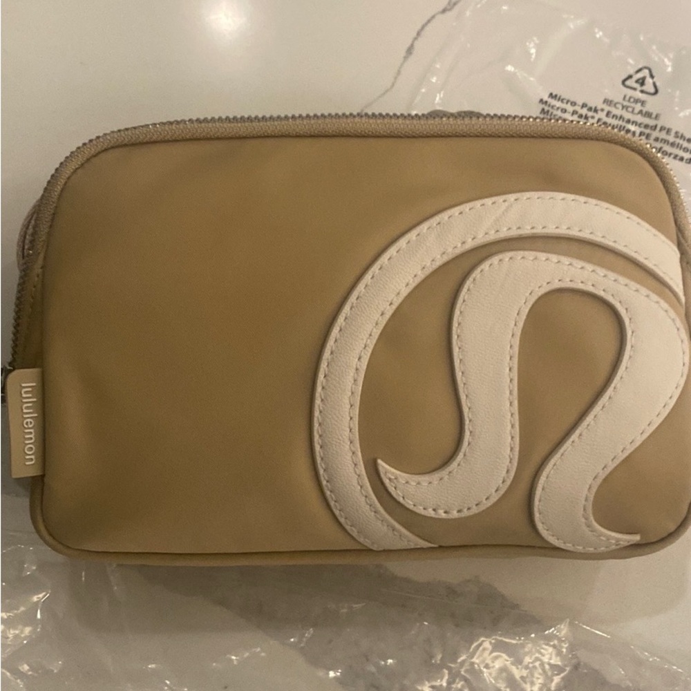 *LAST ONE*    LULULEMON  1 LITER TRENCH & WHITE LOGO BELT BAG W/ METAL BUCKLE - Picture 16 of 16